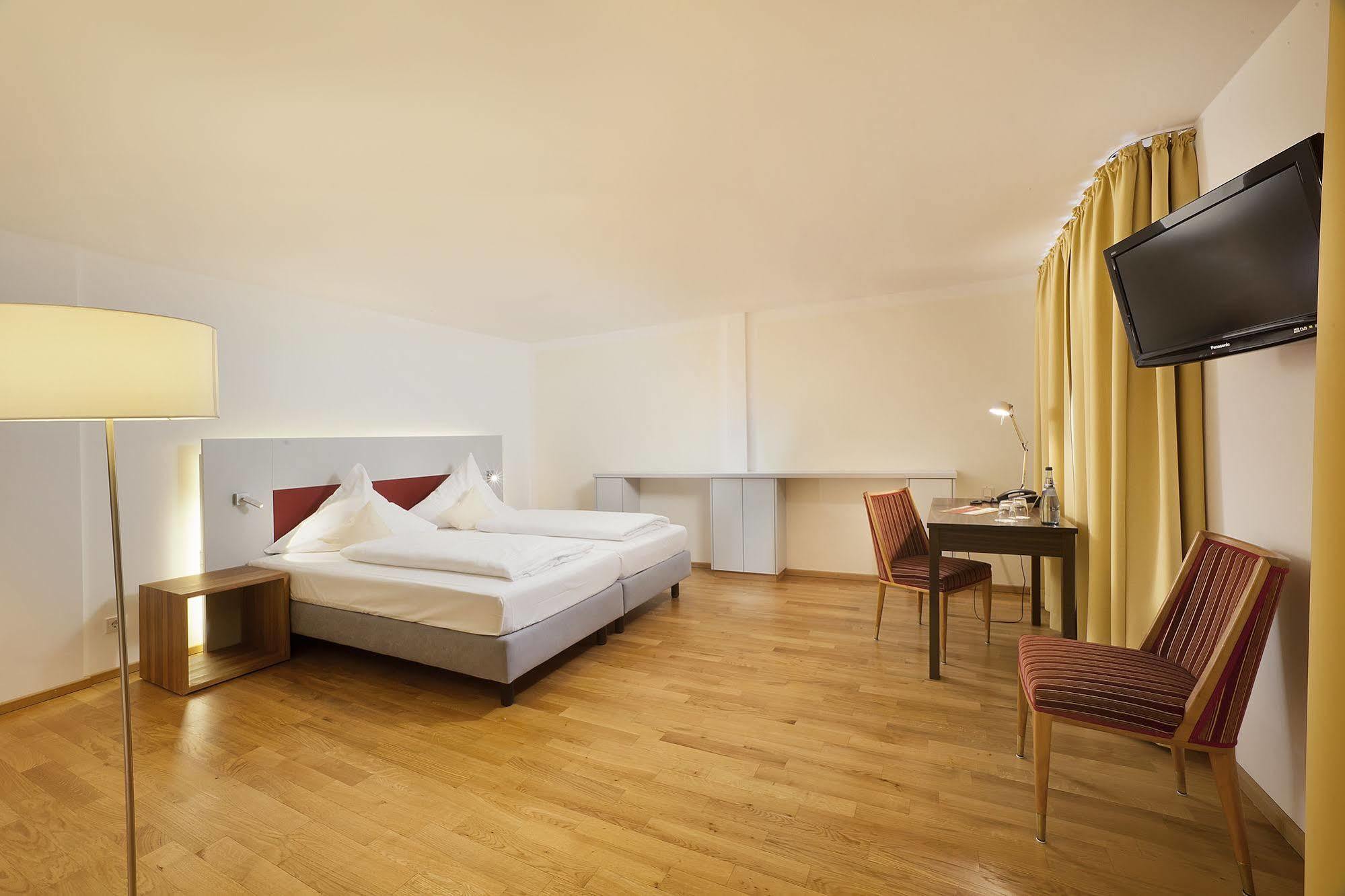 Akzent Brauerei Hotel Hirsch ออทโทบอยเริน ภายนอก รูปภาพ